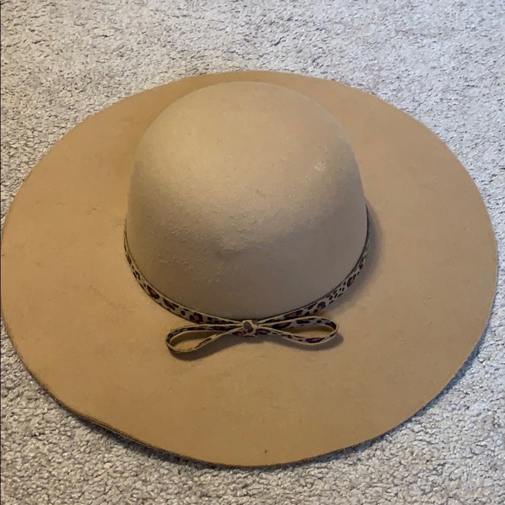 Elegant Tan Wide-Brim Hat with Bow Accent